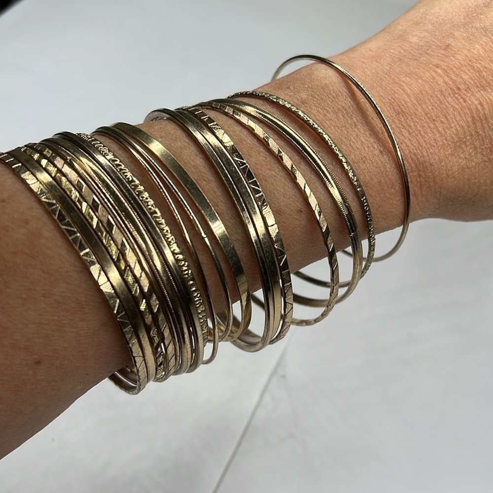 18 Piece Lot Goldtone Vintage Bangle Bracelets Stack Smooth and Etched